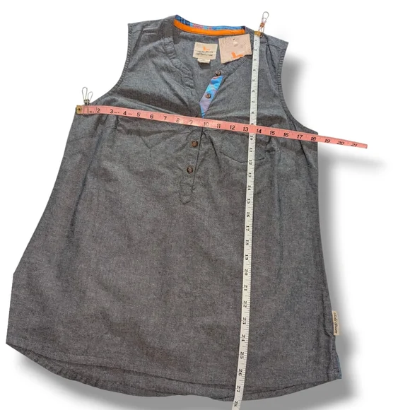 NWT WOMEN'S FIELD & STREAM SLEEVELESS MEDIUM SL CHAMBRAY TOP - Picture 11 of 13
